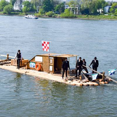 Die Schiltacher Flößer bei ihrer Ankunft in Königswinter