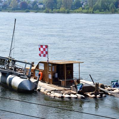 Das Floß liegt an der Landungsbrücke in der Altstadt von Königswinter