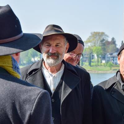 Der stellvertretende Bürgermeister Jürgen Kusserow (von hinten) begrüßt die Flößer in Königswinter