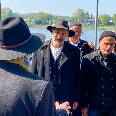 Der stellvertretende Bürgermeister Jürgen Kusserow (von hinten) begrüßt die Flößer in Königswinter