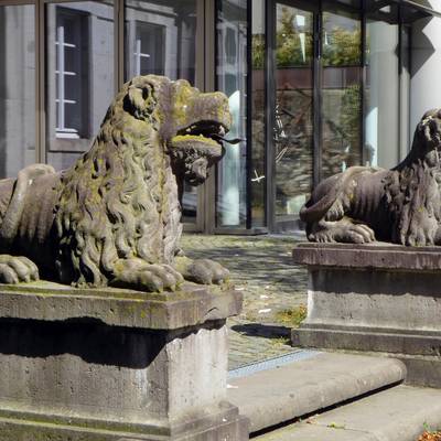 Löwenköpfe vor dem Eingang des Siebengebirgsmuseums