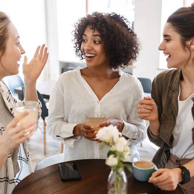 Symbolbild Frauen unterhalten sich im Café