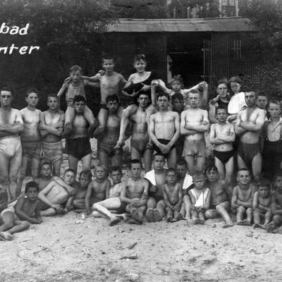 Kinder und Jugendliche an einer Badestelle am Rhein, 1921