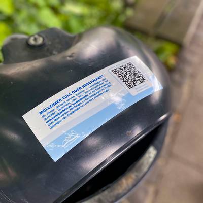 Aufkleber mit QR-Code: Einfaches Scannen ermöglicht Meldung von Schäden und Überfüllungen