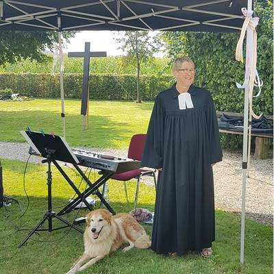 Gottesdienst für Mensch und Tier   Pfarrerin Heike Wolf mit ihrem Hund Monti