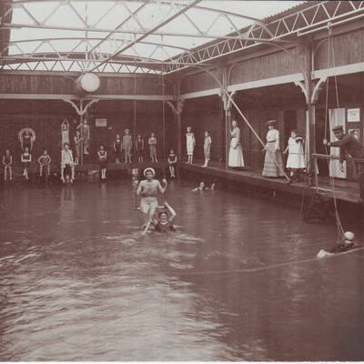 Innenansicht des Badeschiffs, Fotografie, vor 1925