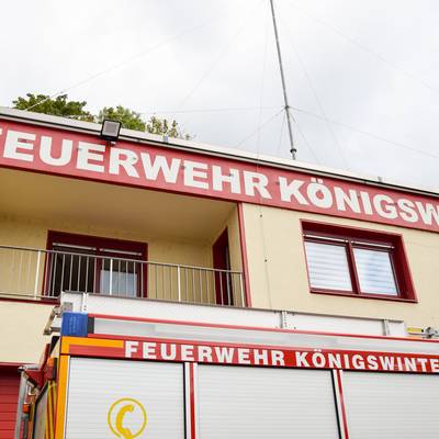 Feuerwehrgerätehaus Königswinter-Altstadt und Fahrzeug vor der Wache
