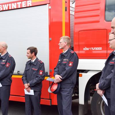 Die Einsatzkräfte Oberfeuerwehrmann Mario Euskirchen, Unterbrandmeister Matthias Jung, Hauptfeuerwehrmann Andreas Schmitz, Hauptbrandmeister Martin Leischner und die Stadtbrandinspektoren Heiko Basten (nicht im Bild) sowie Torsten Weiler