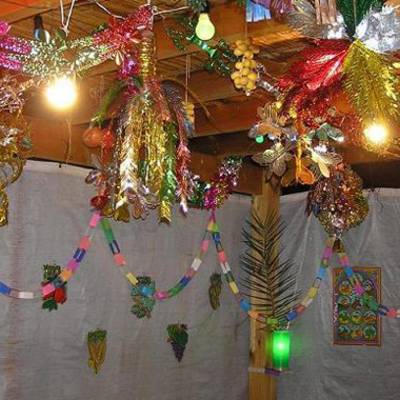 Sukkot, Dekoration mit Girlanden und bunten Bildern