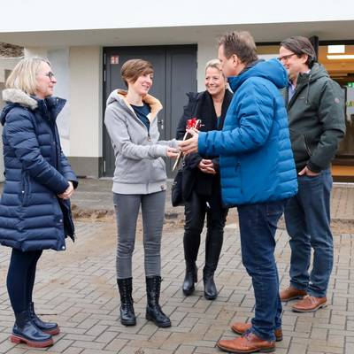 Bürgermeister Lutz Wagner übergibt den symbolischen Schlüssel an die Kita-Leiterin Astrid Bomm