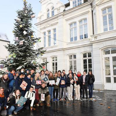 Die Schülerinnen und Schüler der CJD Christophorusschule spendeten 75 Geschenke für die diesjährige Wunschbaumaktion.