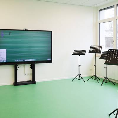 Digitales Panel in einem Raum der Musikschule