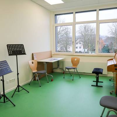 Musikschule: Raum mit Instrumenten