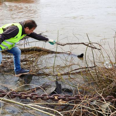 Bürgermeister Lutz Wagner hat im Rheinhochwasser eine Plastikflache entdeckt