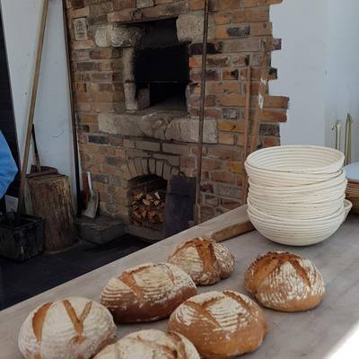 Einige gebackene Brote liegen auf dem Tisch im Backhaus