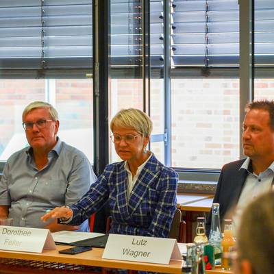 Dorothee Feller in der Diskussion mit der Runde