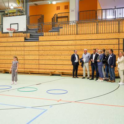 Rundgang mit der Ministerin durch die Sporthalle der Grundschule