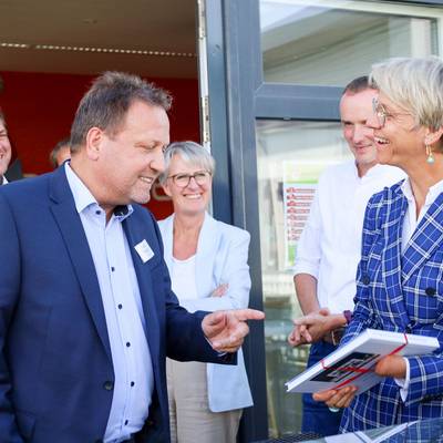 Bürgermeister Lutz Wagner überreicht Ministerin Feller ein Buch über Königswinter als Geschenk