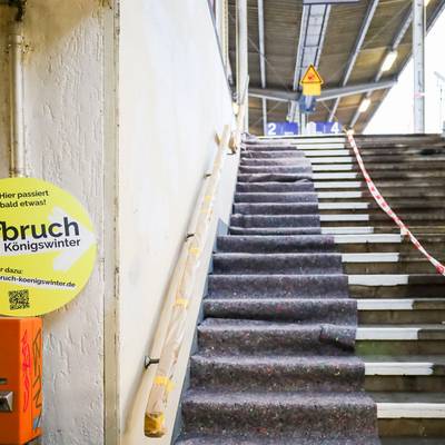 Ansicht des Treppenaufgangs zum Bahngleis, dessen Markierungen gestrichen wurden.