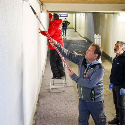 Bürgermeister Lutz Wagner hilft beim Streichen der Wände