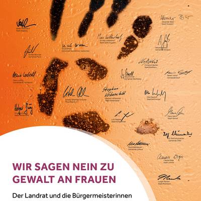 Plakat mit abwehrender Hand und Unterschriften des Landrats und aller Bürgermeister*innen aus dem Kreis
