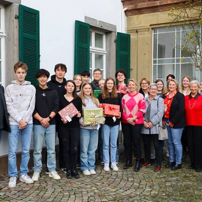 Königswinterer Vereine und Schulkinder überreichen zahlreiche Spenden und Geschenke für die diesjährige Wunschbaumaktion.