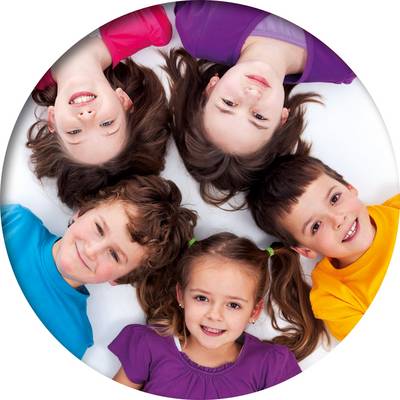 Lachende Kinder, rund angeordnet in einem Kreis