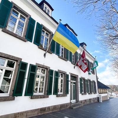 Die Ukraine-Flagge weht an Haus Bachem