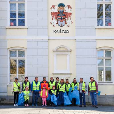 Das Verwaltungsteam und Freiwillige sammelten zum Start der Aktion in der Altstadt von Königswinter Müll ein