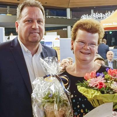 Bürgermeister Lutz Wagner und eine der Preisträgerinnen Anja Krall