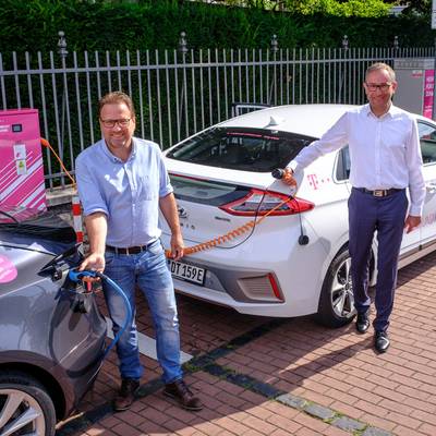 Bürgermeister Lutz Wagner und Bruno Jacobfeuerborn, Geschäftsführer der Telekom-Tochter Comfort Charge GmbH an der E-Ladesäule in der Meerkatzstraße Königswinter