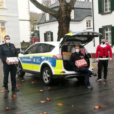 Ordnungsamt und Sozialdienst verteilen geschenke für das städtische Obdachlosenheim