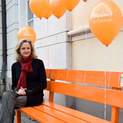 Gleichstellungsbeauftragte Frauke Fischer auf einer der Orangenen Bänke