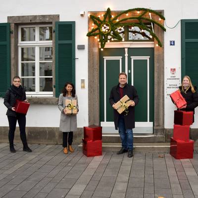 Bürgermeister Lutz Wagner (Mitte), die Auszubildenden der Stadtverwaltung und die Projektleiterin Sarah Thomas (li.) freuen sich über den Start der Wunschbaumaktion 2021.