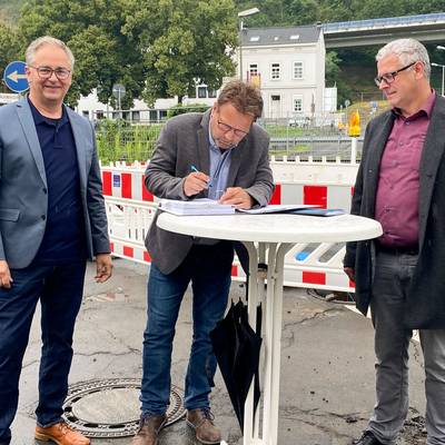 Bürgermeister Lutz Wagner unterzeichnet die Eisenbahnkreuzungsvereinbarung.