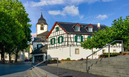 Rathausplatz mit Fachwerkhaus und Kirche