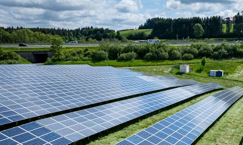 Agri-PV-Anlage neben einer Autobahn