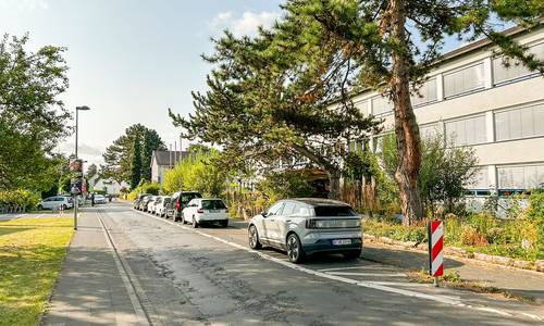 Blick auf die Friedenstraße und die Schule