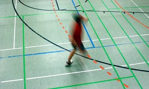 Sportler in Sporthalle