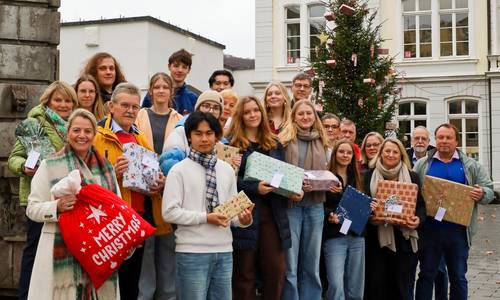 Gruppenbild am Rathausplatz mit den Spender:innen für die Wunschbaumaktion