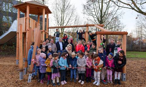 Kinder des Beteiligungsprojektes zusammen mit den städtischen Mitarbeitenden am Spielgerät