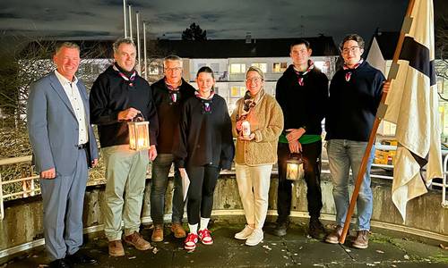 Bürgermeisterin Heike Jüngling und Erster Beigeordneter Torsten Funken nehmen das Friedenslicht für die Verwaltung entgegen