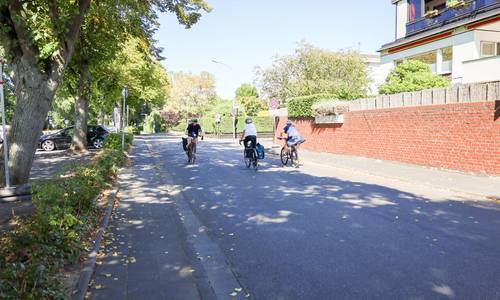 Fahrradfahrer im Herbst 2025 vor dem Start der Sanierung