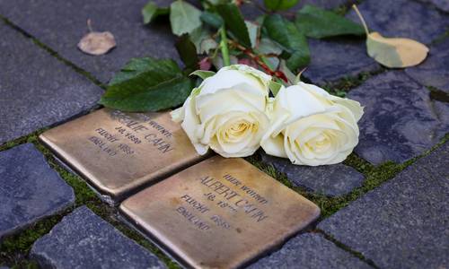 Stolpersteine und weiße Rosen