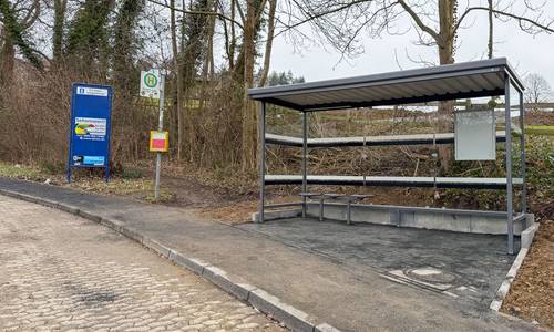 Das Wartehäuschen, im Vordergrund die Straße