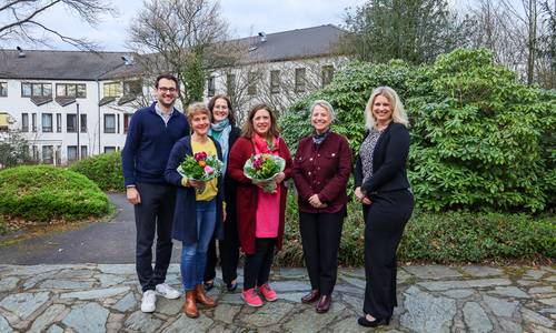 Gruppenbild: Die beiden Schulleiterinnen und Vertreter:innen der Stadt