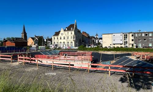 Blick auf die Baustelle entlang der Bahntrasse