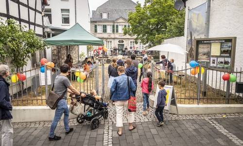 Blick auf den Eingang mit Gästen des fests