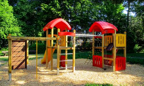 Das neue Spielgerät mit Rutsche und Klettermöglichkeiten