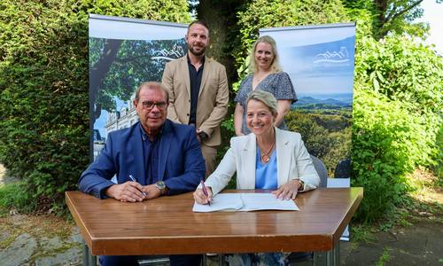 Vertreter der PROVA Unternehmensberatung GmbH zusammen mit Bürgermeisterin Heike Jüngling und Geschäftsbereichsleiterin Schule und Sport Helga Büchner